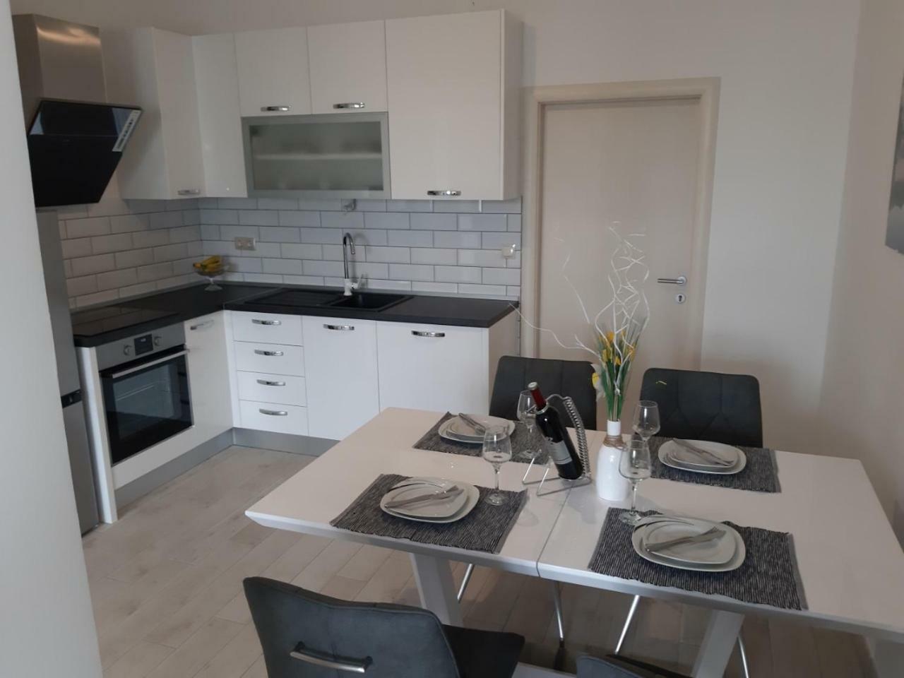 Lanelu Apartman Rogoznica  Extérieur photo